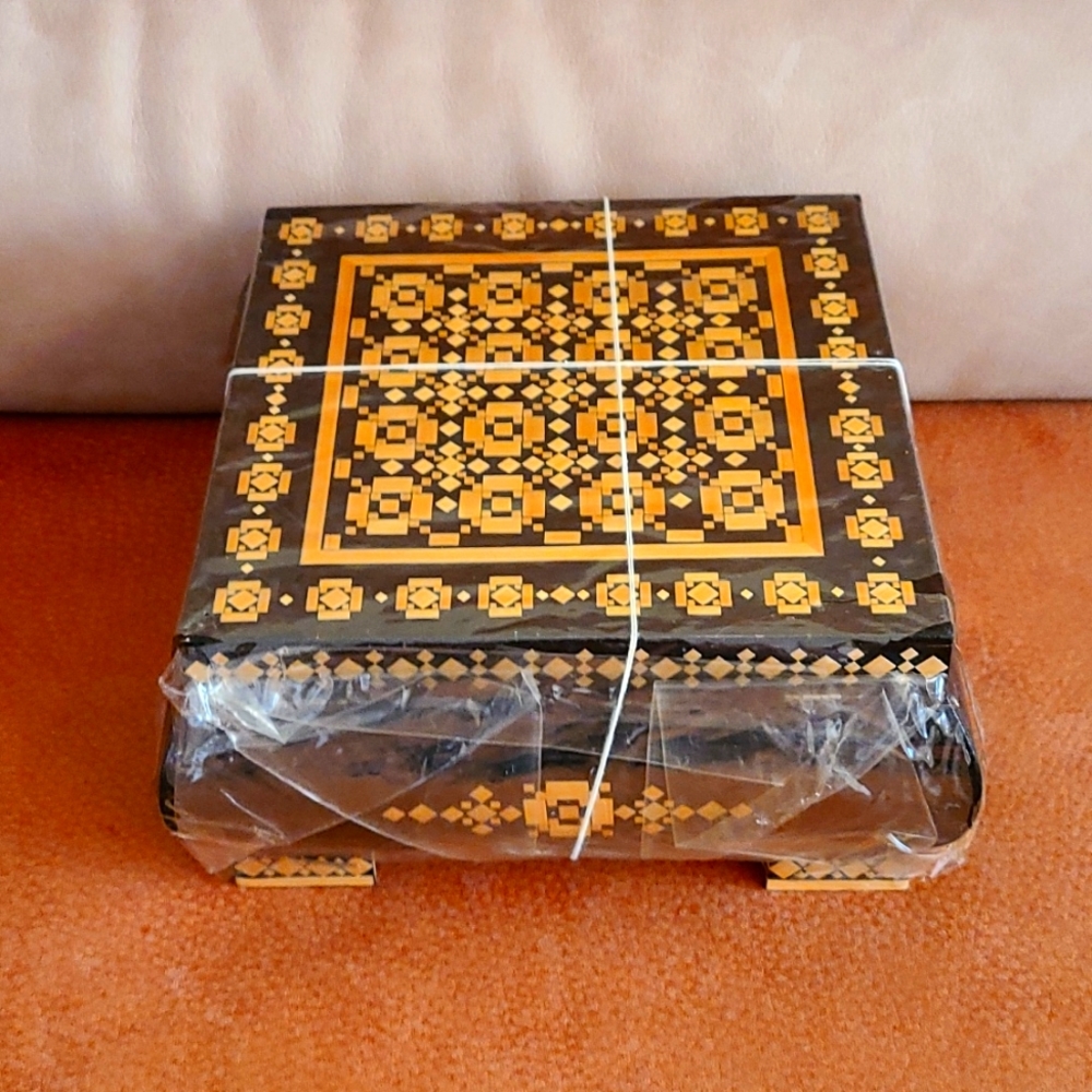 Wooden / Straw jewelry box